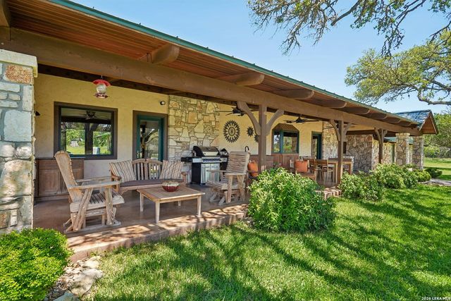 722 W Lacey Oaks Parkway, Kerrville, TX 78028