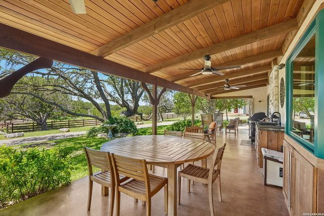 722 W Lacey Oaks Parkway, Kerrville, TX 78028