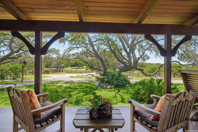 722 W Lacey Oaks Parkway, Kerrville, TX 78028