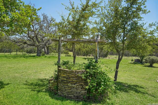 722 W Lacey Oaks Parkway, Kerrville, TX 78028