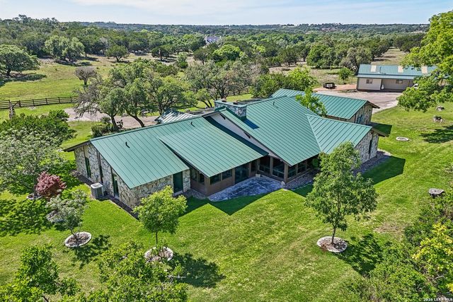 722 W Lacey Oaks Parkway, Kerrville, TX 78028
