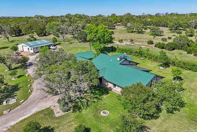 722 W Lacey Oaks Parkway, Kerrville, TX 78028