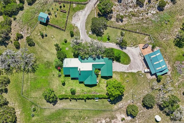 722 W Lacey Oaks Parkway, Kerrville, TX 78028