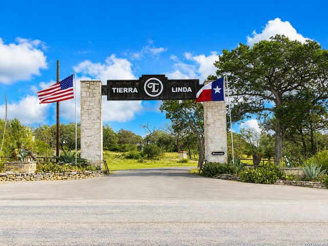 722 W Lacey Oaks Parkway, Kerrville, TX 78028