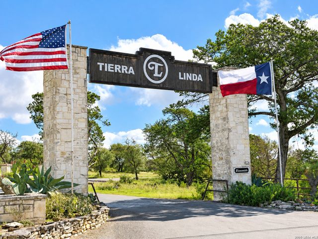 722 W Lacey Oaks Parkway, Kerrville, TX 78028