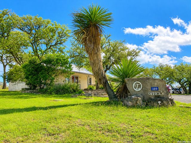 722 W Lacey Oaks Parkway, Kerrville, TX 78028