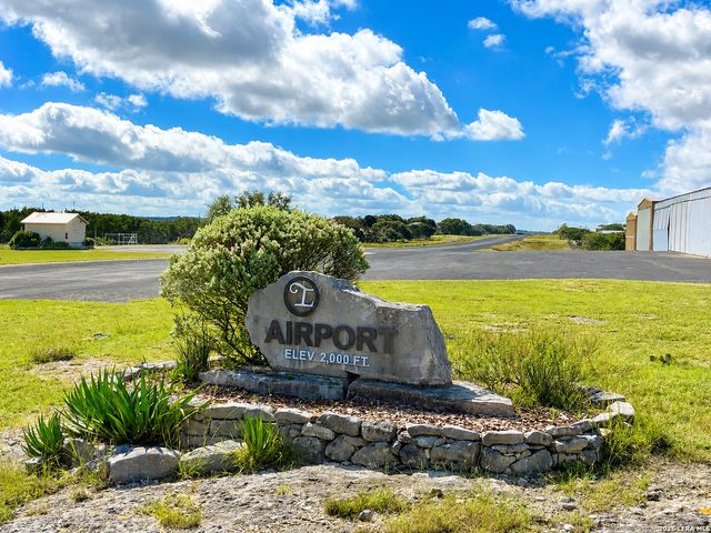 722 W Lacey Oaks Parkway, Kerrville, TX 78028