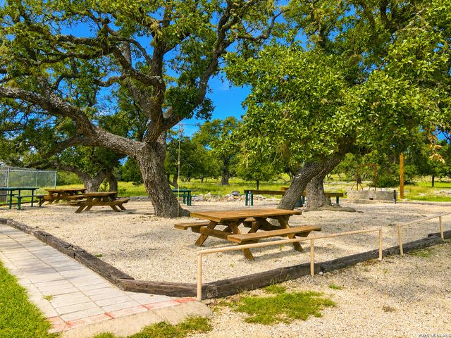 722 W Lacey Oaks Parkway, Kerrville, TX 78028