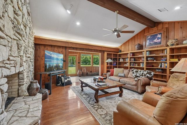 722 W Lacey Oaks Parkway, Kerrville, TX 78028