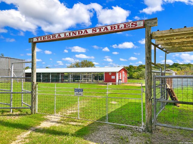 722 W Lacey Oaks Parkway, Kerrville, TX 78028
