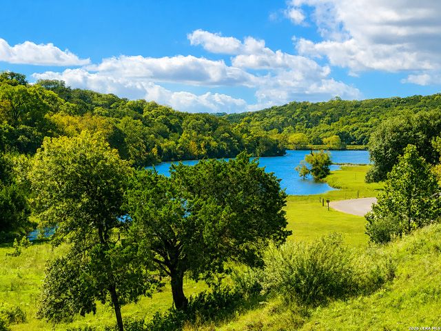 722 W Lacey Oaks Parkway, Kerrville, TX 78028