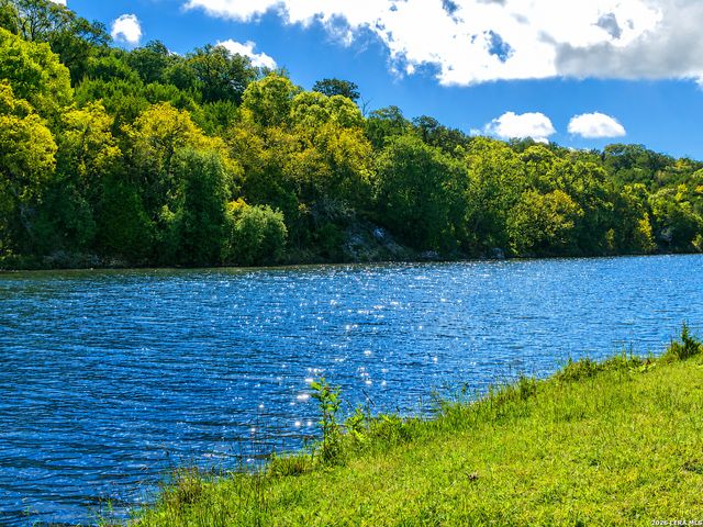 722 W Lacey Oaks Parkway, Kerrville, TX 78028