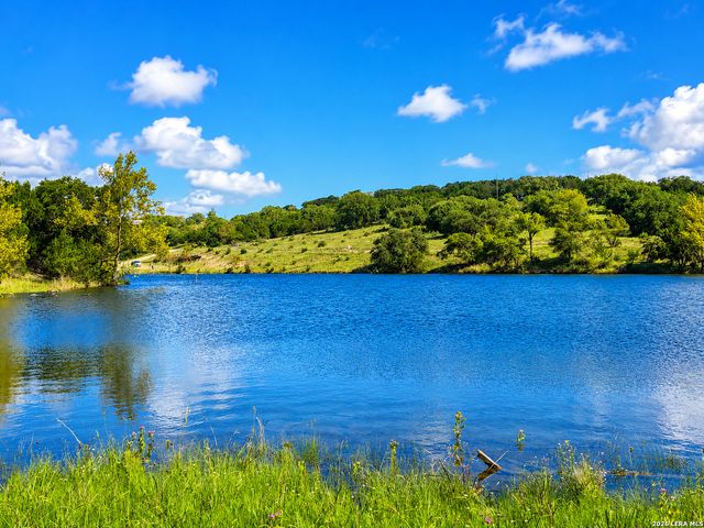 722 W Lacey Oaks Parkway, Kerrville, TX 78028