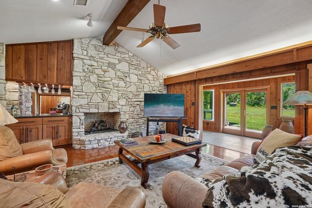 722 W Lacey Oaks Parkway, Kerrville, TX 78028