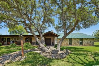 722 W Lacey Oaks Parkway, Kerrville, TX 78028