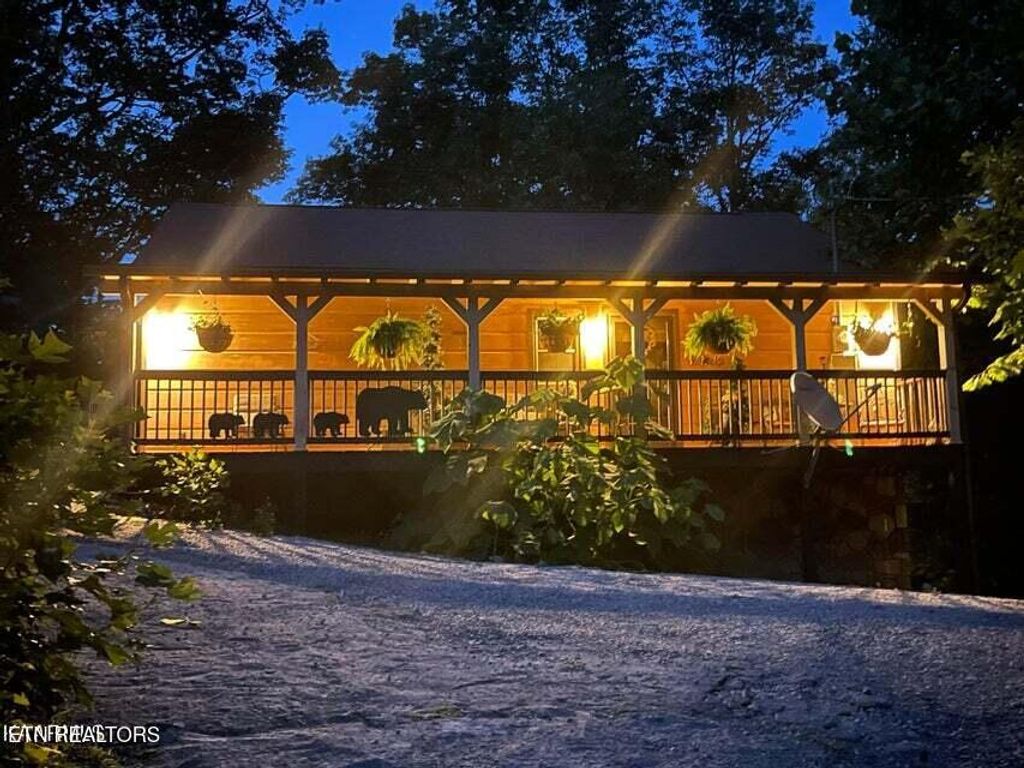 6814 Flats Rd, Tallassee, TN 37878