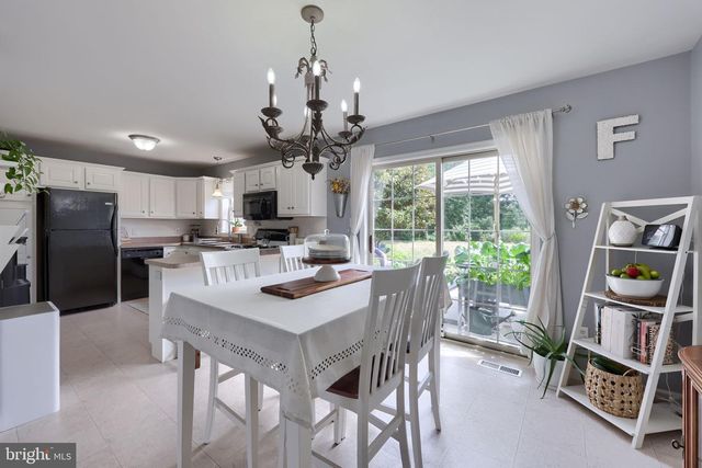 725 SKYWALK LN, Lancaster, PA 17601