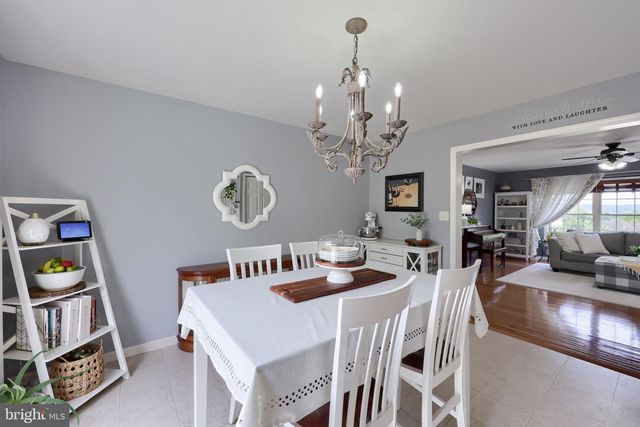 725 SKYWALK LN, Lancaster, PA 17601