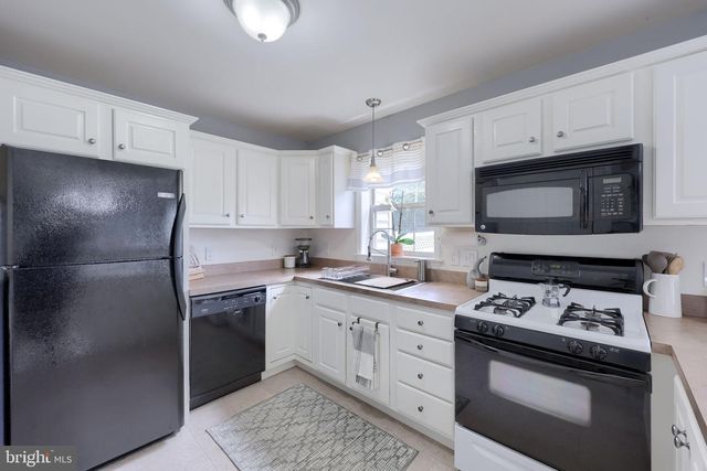 725 SKYWALK LN, Lancaster, PA 17601