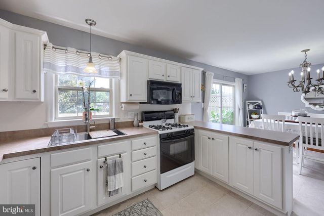 725 SKYWALK LN, Lancaster, PA 17601