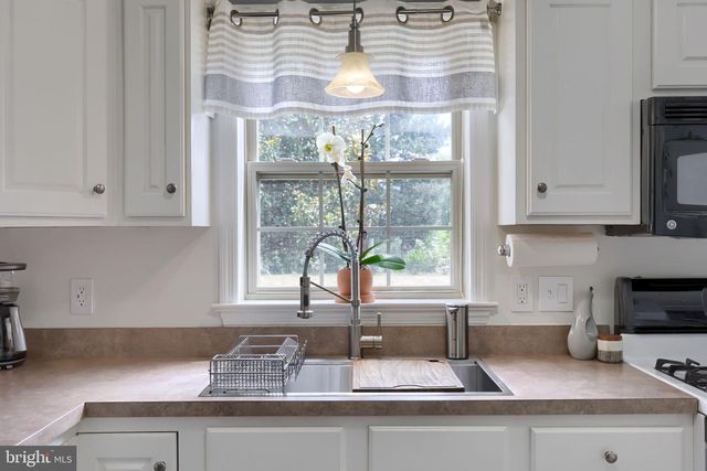 725 SKYWALK LN, Lancaster, PA 17601