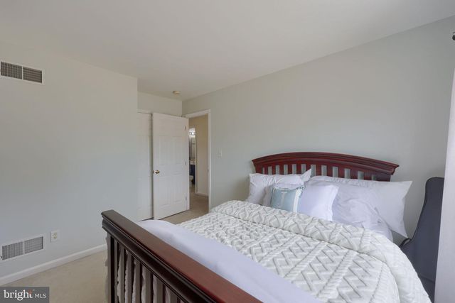 725 SKYWALK LN, Lancaster, PA 17601