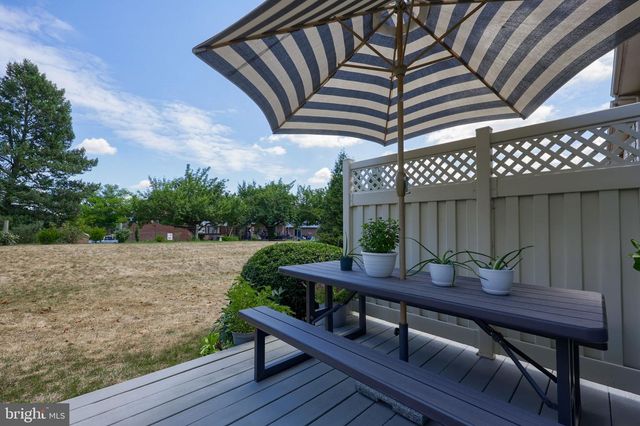 725 SKYWALK LN, Lancaster, PA 17601