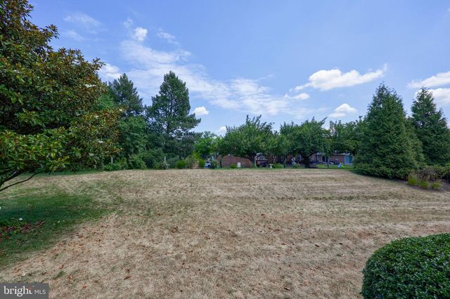 725 SKYWALK LN, Lancaster, PA 17601