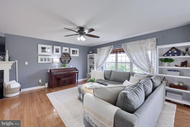 725 SKYWALK LN, Lancaster, PA 17601