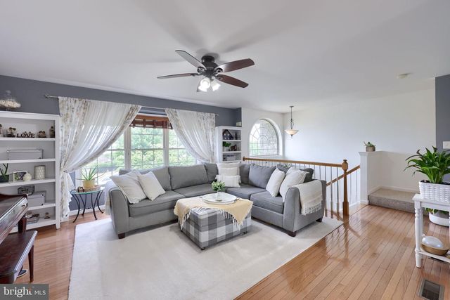725 SKYWALK LN, Lancaster, PA 17601