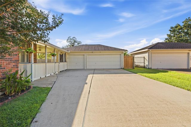 405 Regency Court, Friendswood, TX 77546