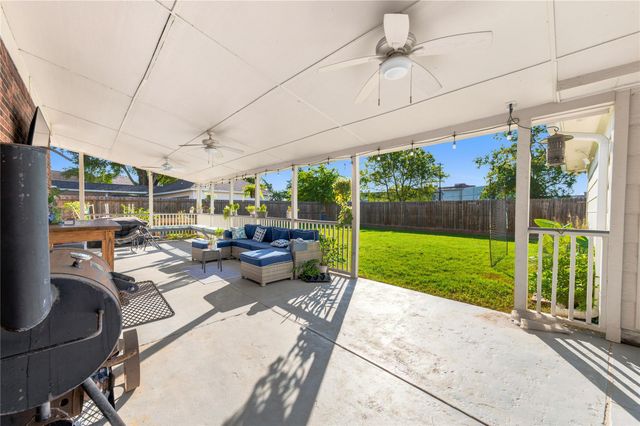 405 Regency Court, Friendswood, TX 77546