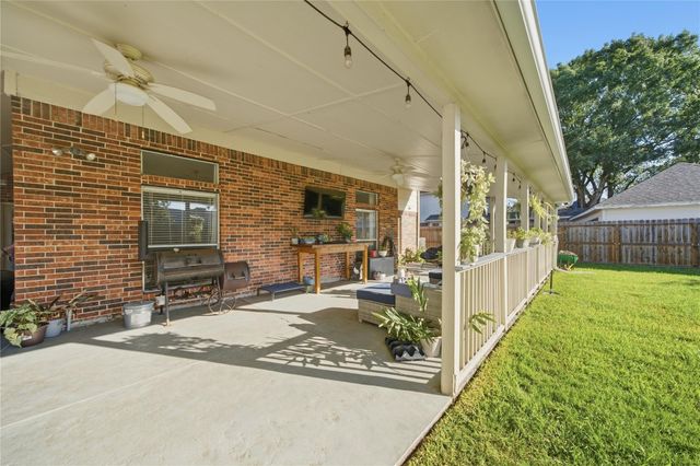 405 Regency Court, Friendswood, TX 77546