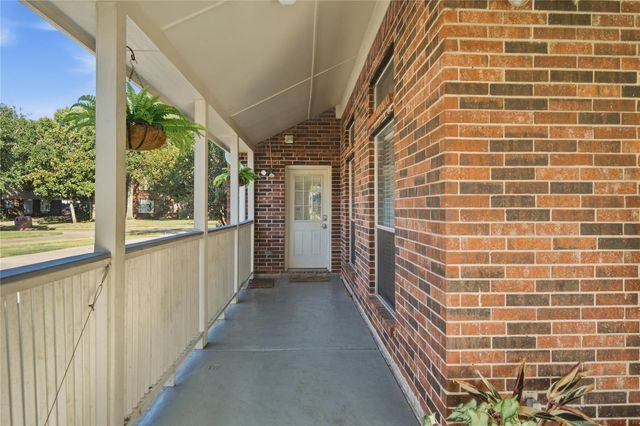 405 Regency Court, Friendswood, TX 77546