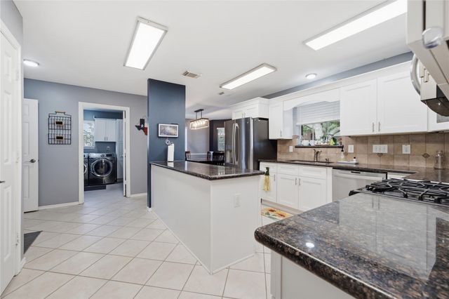 405 Regency Court, Friendswood, TX 77546
