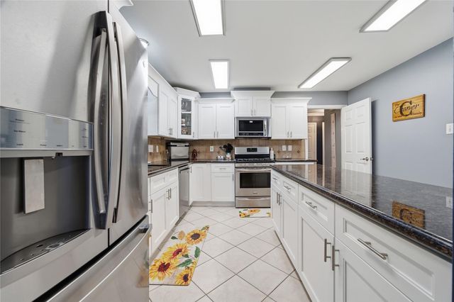405 Regency Court, Friendswood, TX 77546