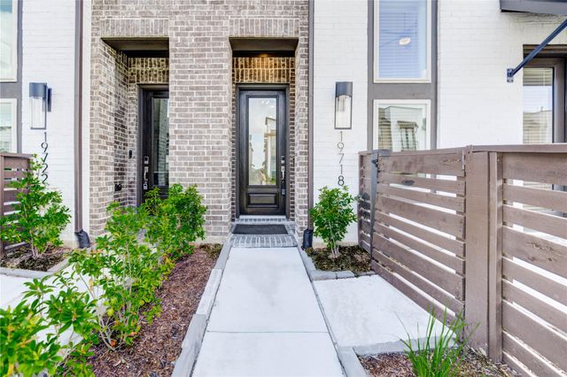 19718 Curved Steel Dr, Cypress, TX 77433