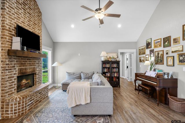677 Oklahoma, Van, TX 75790