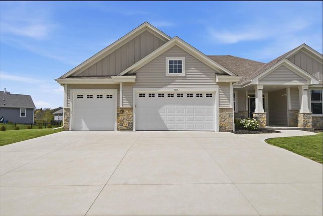 2046 Omaha DRIVE, Grafton, WI 53024