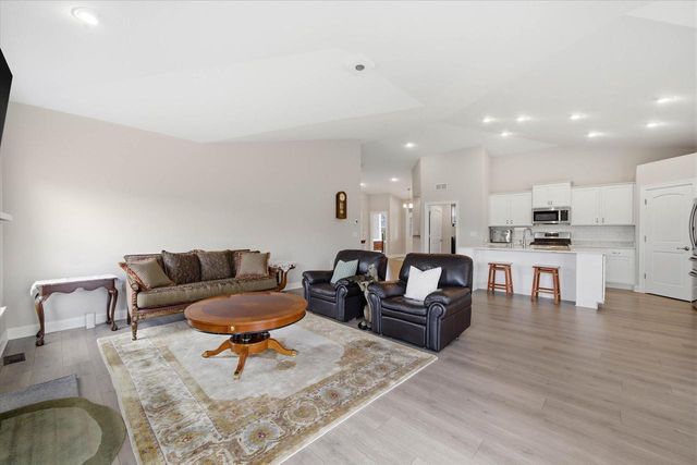 2046 Omaha DRIVE, Grafton, WI 53024