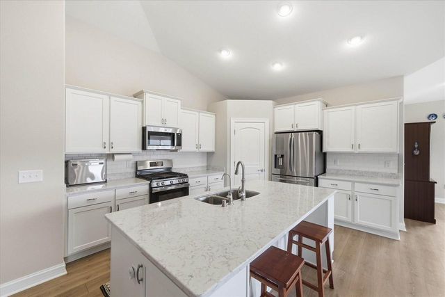2046 Omaha DRIVE, Grafton, WI 53024