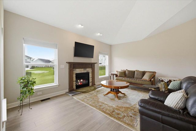 2046 Omaha DRIVE, Grafton, WI 53024