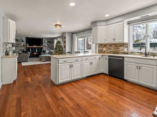 36 Lyons Rd, Dudley, MA 01571