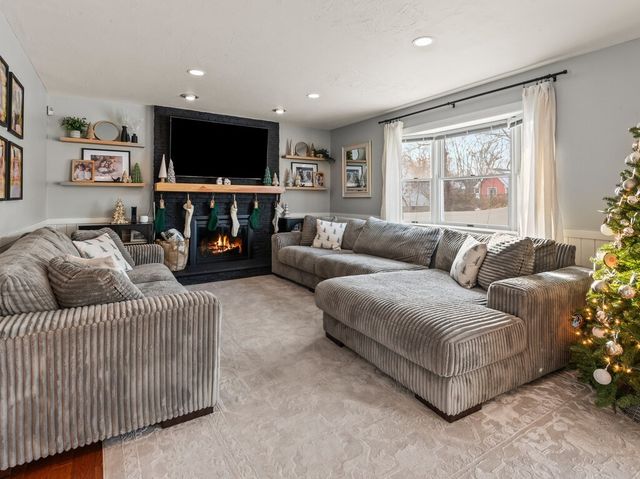 36 Lyons Rd, Dudley, MA 01571