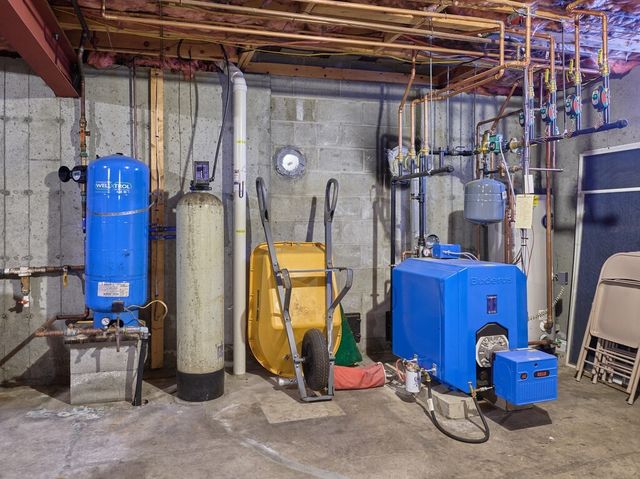 36 Lyons Rd, Dudley, MA 01571