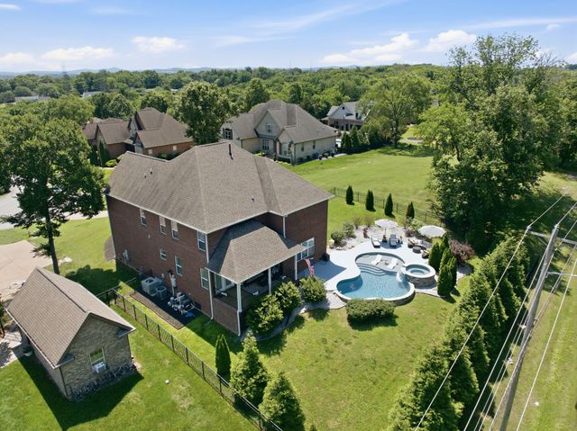 127 Waters Hill Cir, Lebanon, TN 37087