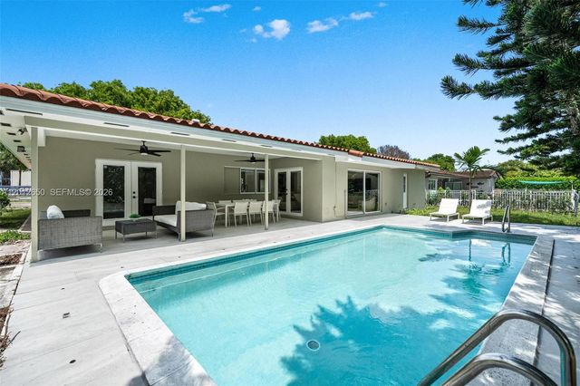 6750 White Oak Dr, Miami Lakes, FL 33014