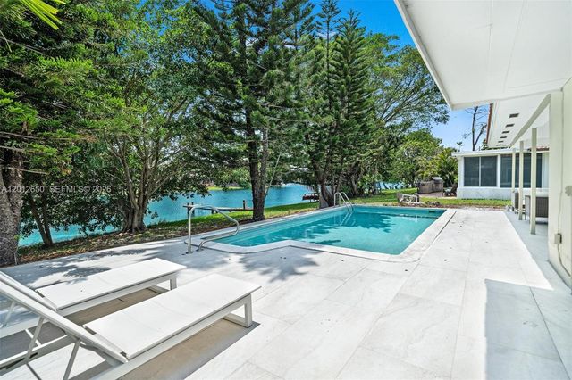 6750 White Oak Dr, Miami Lakes, FL 33014