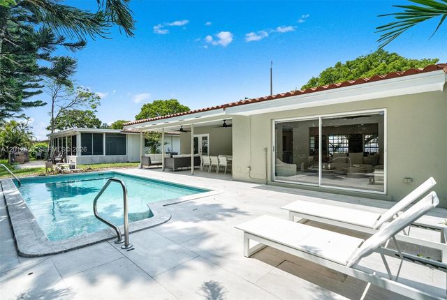 6750 White Oak Dr, Miami Lakes, FL 33014