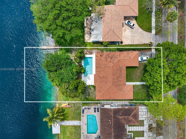 6750 White Oak Dr, Miami Lakes, FL 33014